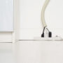 Flexi cable wrap kabel organizer wit langs muur